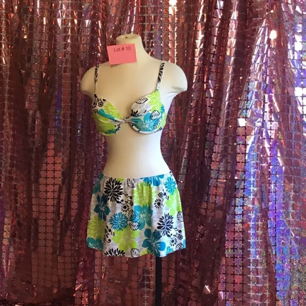 MAIDENFORM swim suit with underwire top, skirt type bottoms
